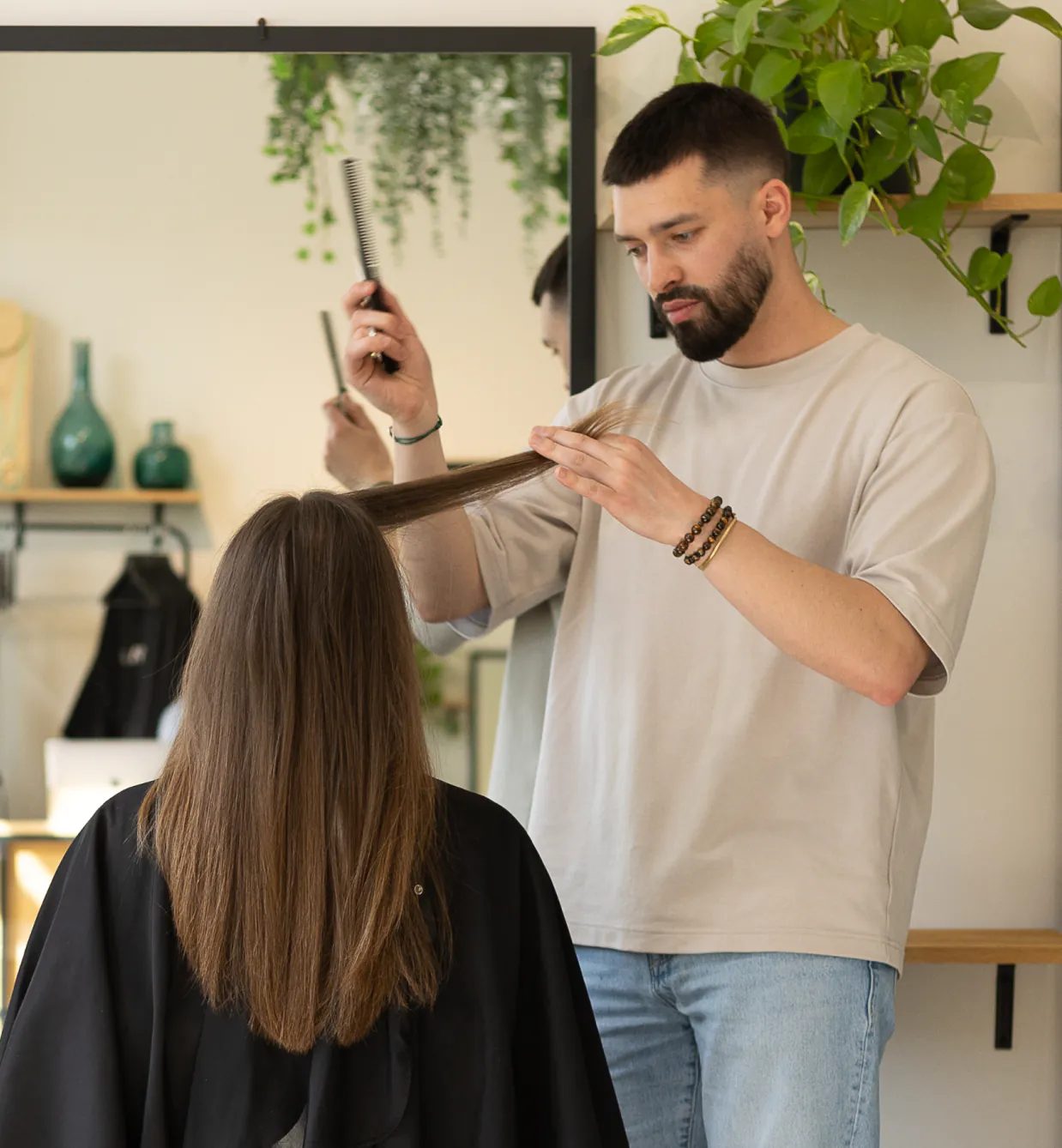 Coiffeur en pleine coupe sur cheveux longs