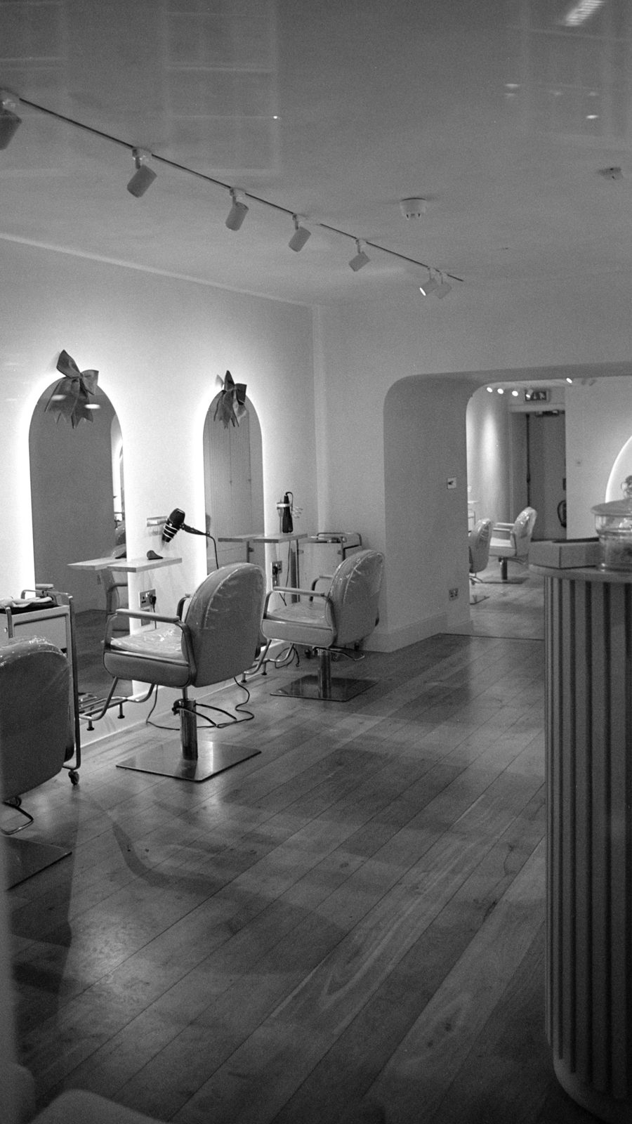 Salon aux miroirs en arche, fauteuils clairs