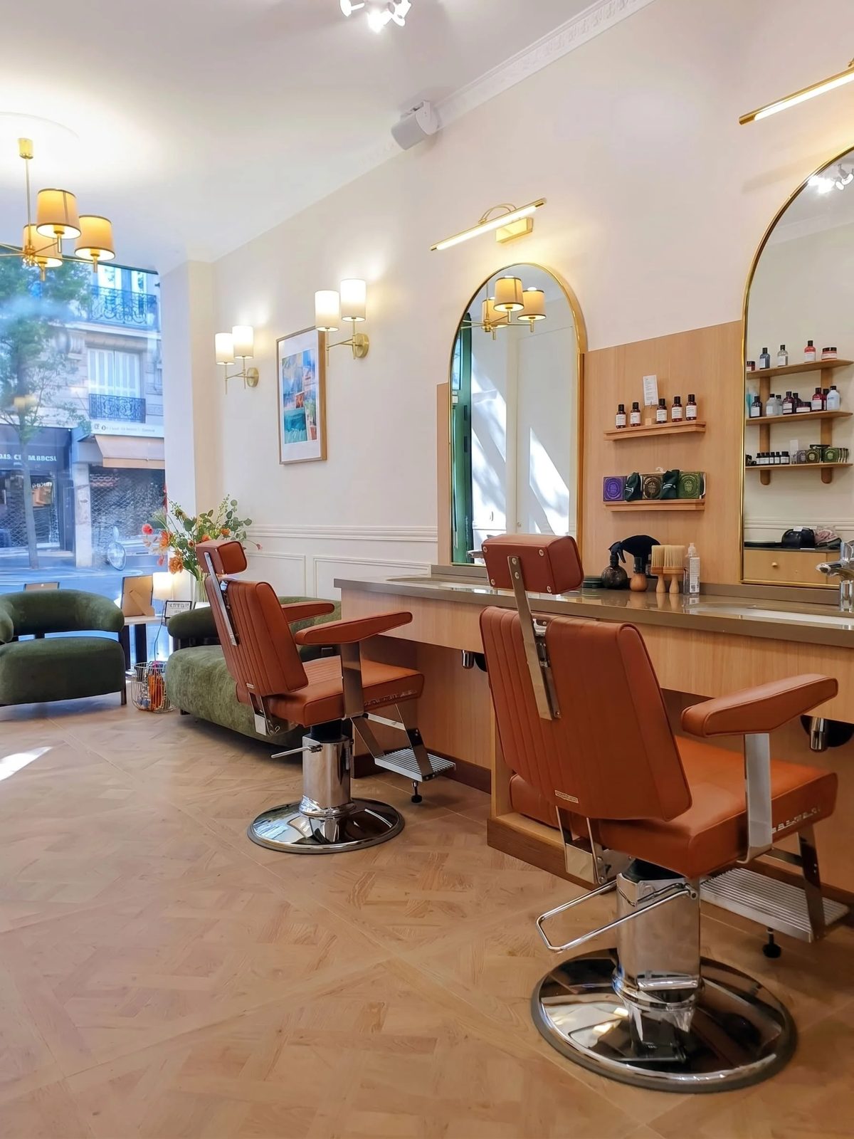 Intérieur chaleureux d'un salon de coiffure, fauteuils en cuir et miroirs arrondis