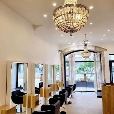 Salon lumineux sous les lustres